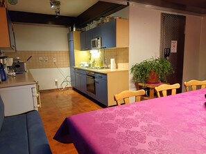 Fridge, microwave, stovetop, dishwasher - Farmhouse in quiet location / farmhouse in silent enviroment (Erlbach)