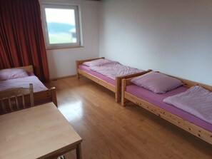 4 bedrooms, desk, iron/ironing board, free WiFi