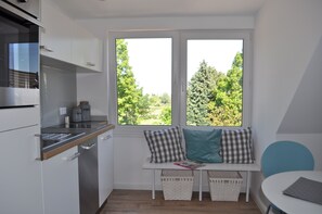 Fridge, microwave, oven, stovetop - Cool, high-quality apartment on the Elbe, close to the city (Hamburg)