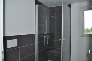 Douche, sèche-cheveux, serviettes fournies