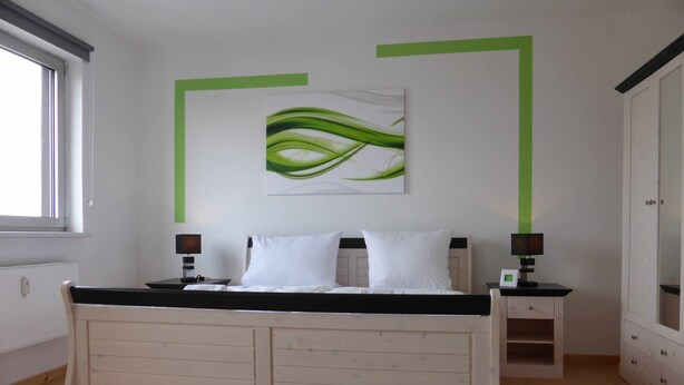 Unclassified image, 1 of 24, button - 5 rooms, up to 13 persons, terrace, luxurious furnishings, "lily" (Berlin)