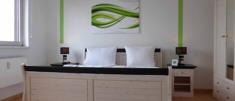 4 bedrooms, WiFi (free), bed sheets