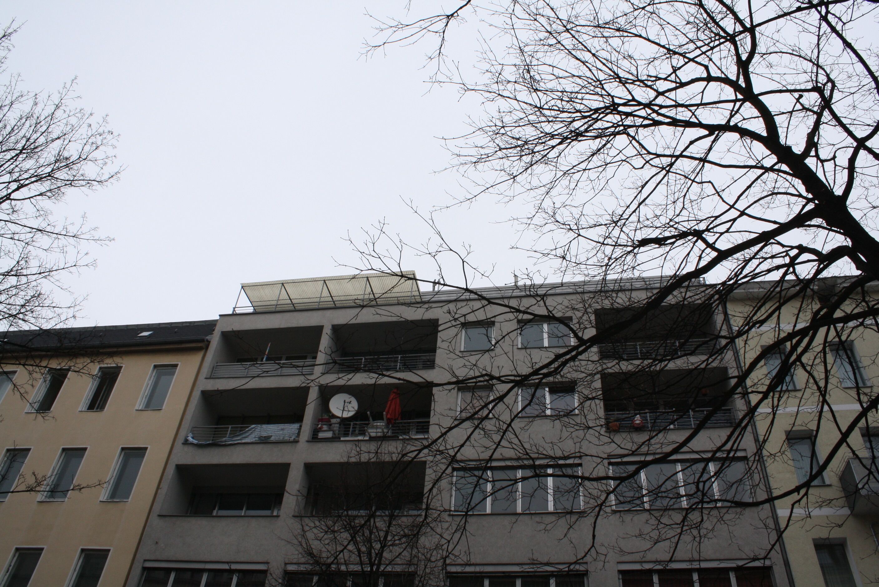 Un immeuble à plusieurs étages doté de balcons et de fenêtres.