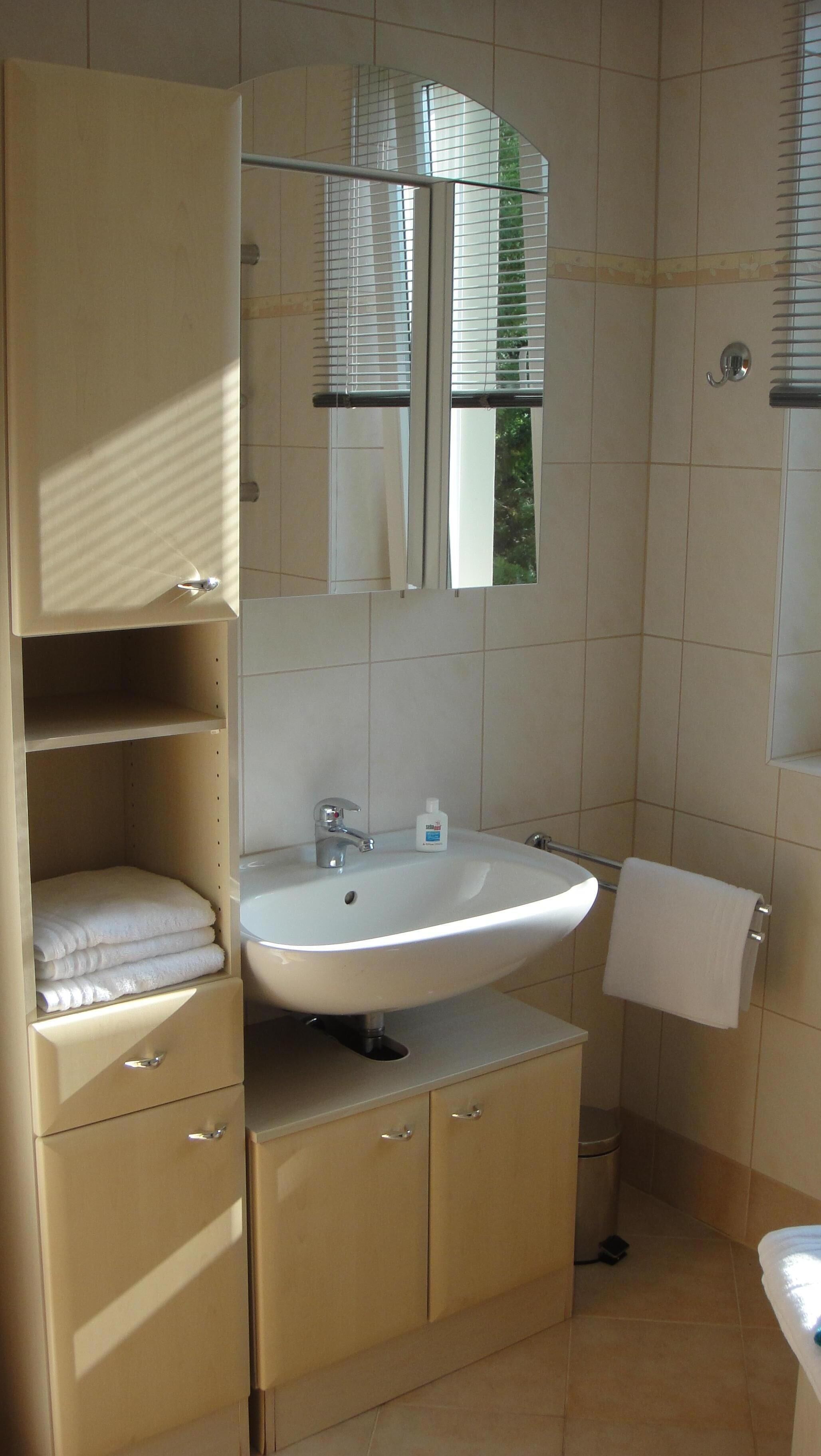 Badewanne, Haartrockner, Handtücher, Seife