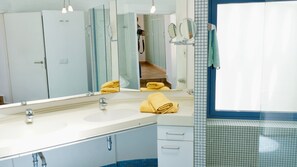 Baignoire, séchoir à cheveux, bidet, serviettes fournies