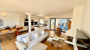 TV, books - Villa with private pool and Free Wi-Fi, close to the sea, sheltered courtyard (Costa Calma)