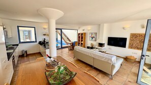 TV, books - Villa with private pool and Free Wi-Fi, close to the sea, sheltered courtyard (Costa Calma)