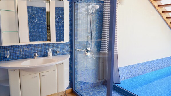 Bathtub, hair dryer, bidet, towels