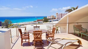 Outdoor dining - Villa with private pool and Free Wi-Fi, close to the sea, sheltered courtyard (Costa Calma)