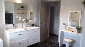 Dusche, Haartrockner, Handtücher