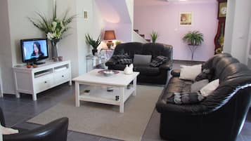 Una Smart TV, un reproductor de DVD, un futbolín