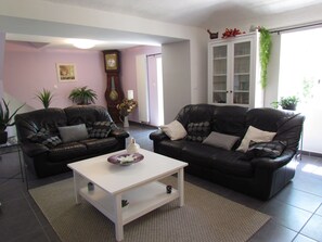 Smart TV, lettore DVD, tavolo da calcetto, tavolo da ping pong