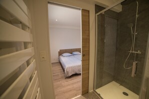 Shower, hair dryer, towels, toilet paper - Duplex in house for 4-6 people - View of Lake Annecy - Beach 200 m away (Menthon-Saint-Bernard)