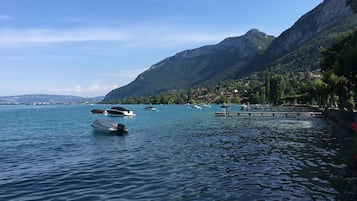 Una spiaggia nelle vicinanze
