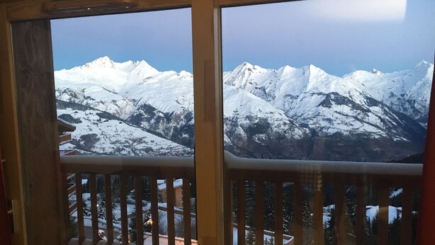 A view of snow-covered mountains through a wooden balcony railing. - Arc 1800 Iseran, ski-in ski-out, heated swimming pool, cleaning included (Bourg-Saint-Maurice)