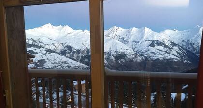 Arc 1800 Iseran, lämmitetty uima-allas, hiihto, katettu pysäköinti, iso parveke