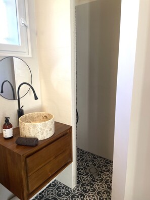 Haartrockner, Handtücher, Seife, Toilettenpapier