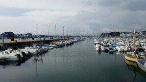 Un port de plaisance où de nombreux bateaux sont amarrés le long du canal.