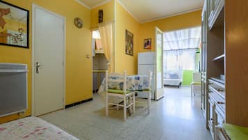 1 slaapkamer, een strijkplank/strijkijzer, wifi