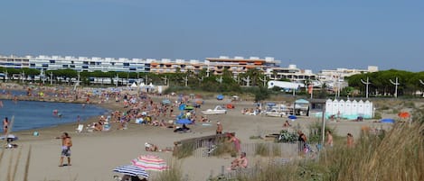 Una spiaggia nelle vicinanze