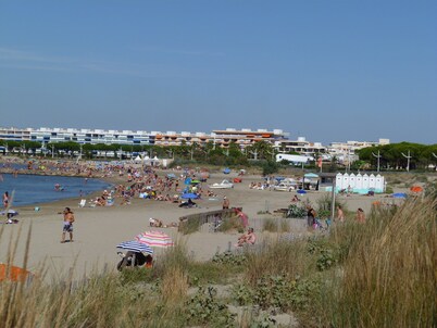 Well-equipped apartment, close to the beach and town center.