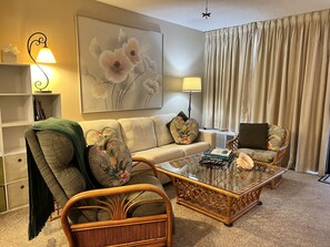 Smart TV, DVD player, books, stereo - 🌺Lush Oceanfront Penthouse with Pool, Hot Tub, Mountain Sunrises, Ocean Sunsets (Kihei)