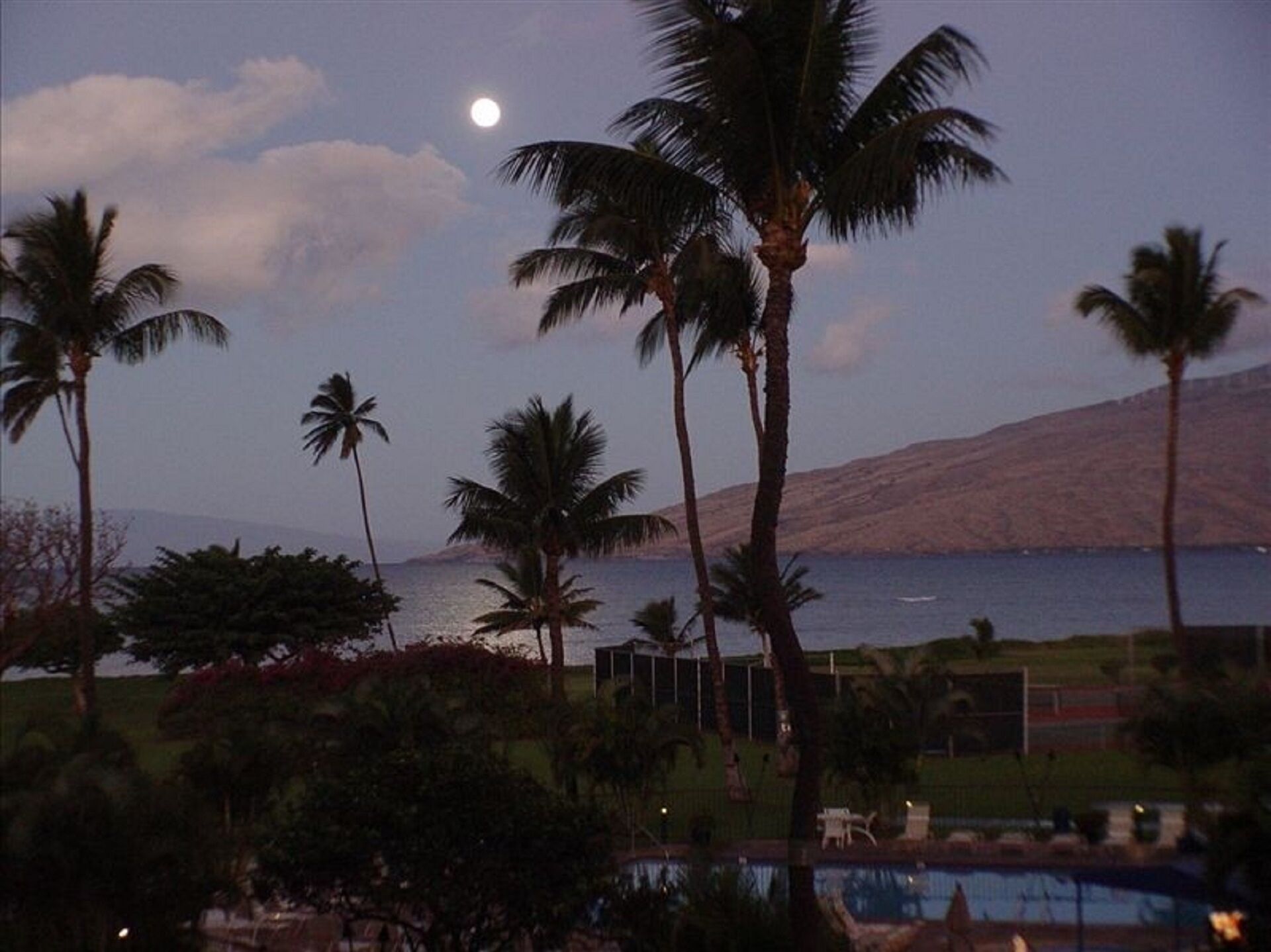 A full moon at sunrise.
Book your time at A502 Maui Sunset now. Vrbo 632044