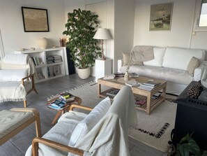 TV, ping pong, books, stereo