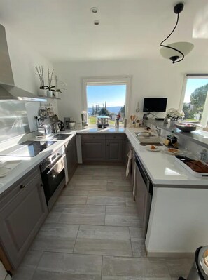 Fridge, microwave, oven, stovetop -  Charming air conditioned Californian Villa. (Tourrettes)
