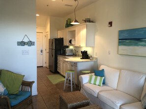 Smart-TV, DVD-spiller, bøker og filmbibliotek