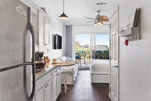 1 habitación, tabla de planchar con plancha, wifi gratis y ropa de cama