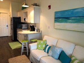 Smart-tv, een dvd-speler, boeken en een filmbibliotheek