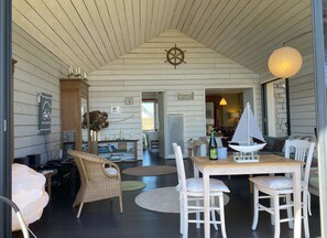 Outdoor dining - Holiday house with sea view in Île Grande with WiFi connection (Pleumeur-Bodou)