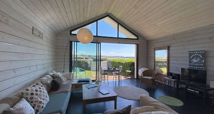 Holiday house with sea view in Île Grande with WiFi connection