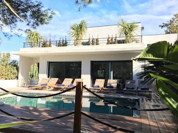 Villa située à Juan les pins ; 5 mn de la plage à pied ; piscine et spa . 6 ch