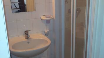 Douche, serviettes fournies, savon, papier toilette