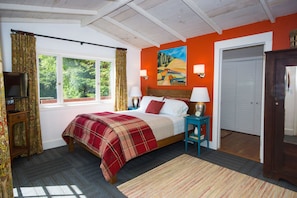 1 bedroom, free WiFi, bed sheets - Riverfront Cottage in Wine Country - Seasonal River Access - Dogs Stay for Free! (Monte Rio)