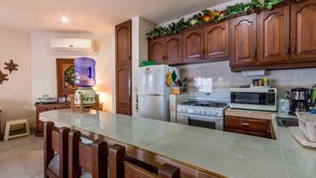 Jääkaappi, mikroaaltouuni, uuni, liesi