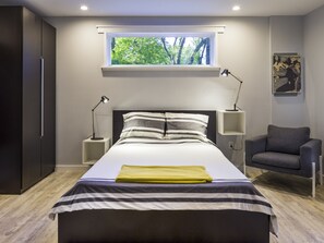 1 slaapkamer, een strijkplank/strijkijzer, gratis wifi, beddengoed