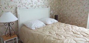 2 bedrooms, iron/ironing board, free WiFi