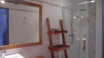 Douche, sĂšche-cheveux