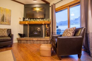 TV, fireplace, ping pong, books