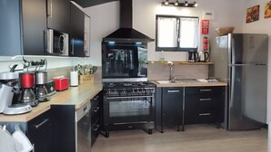 Eine moderne Küche mit Herd, Backofen, Mikrowelle und Kühlschrank.