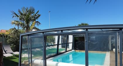 Villa of character of 200 sq.m, close to sea, shops, heated pool & private spa