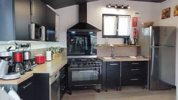 Een koelkast, een microgolfoven, een oven, een kookplaat