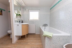 Vasca, vasca idromassaggio, asciugacapelli, bidet