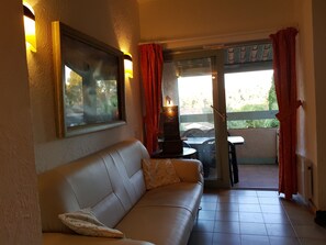 Téléviseur, table de ping-pong