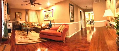 Una Smart TV, una chimenea, un reproductor de DVD, libros