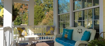 "Historisk" Yellow Tea Cup Cottage, Farm setting, Spring H2O, WiFi, Knoxville-området