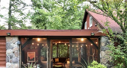 Beautiful, remote Catskills cabin over waterfall with amazing views & hot tub